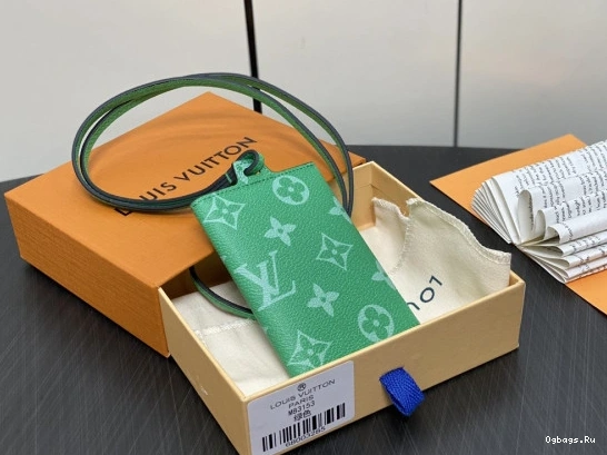 VUITTON LOUIS Card Holder Necklace-7.6*10*0.5CM 0408